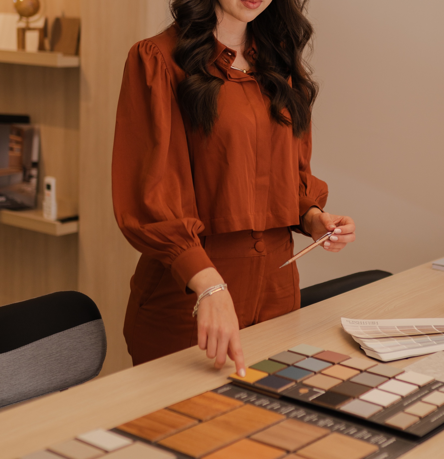 Nathália Trotta escolhendo paleta de cores e materiais para projeto